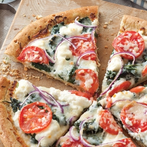 spinach and tomato pizza